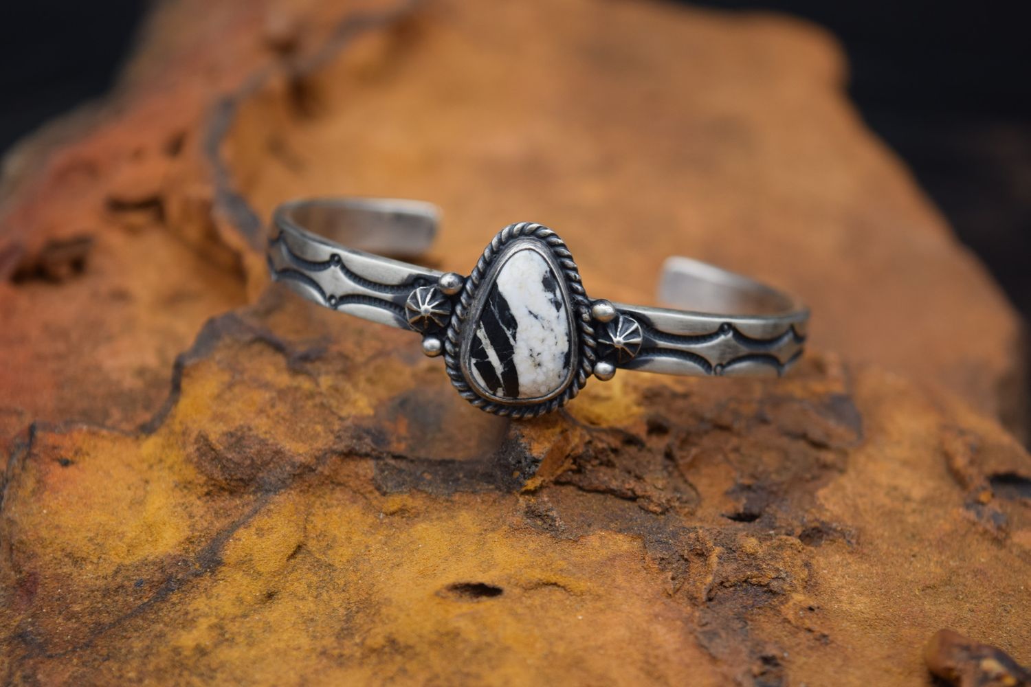WHITE BUFFALO STACKER CUFF [6&quot;]