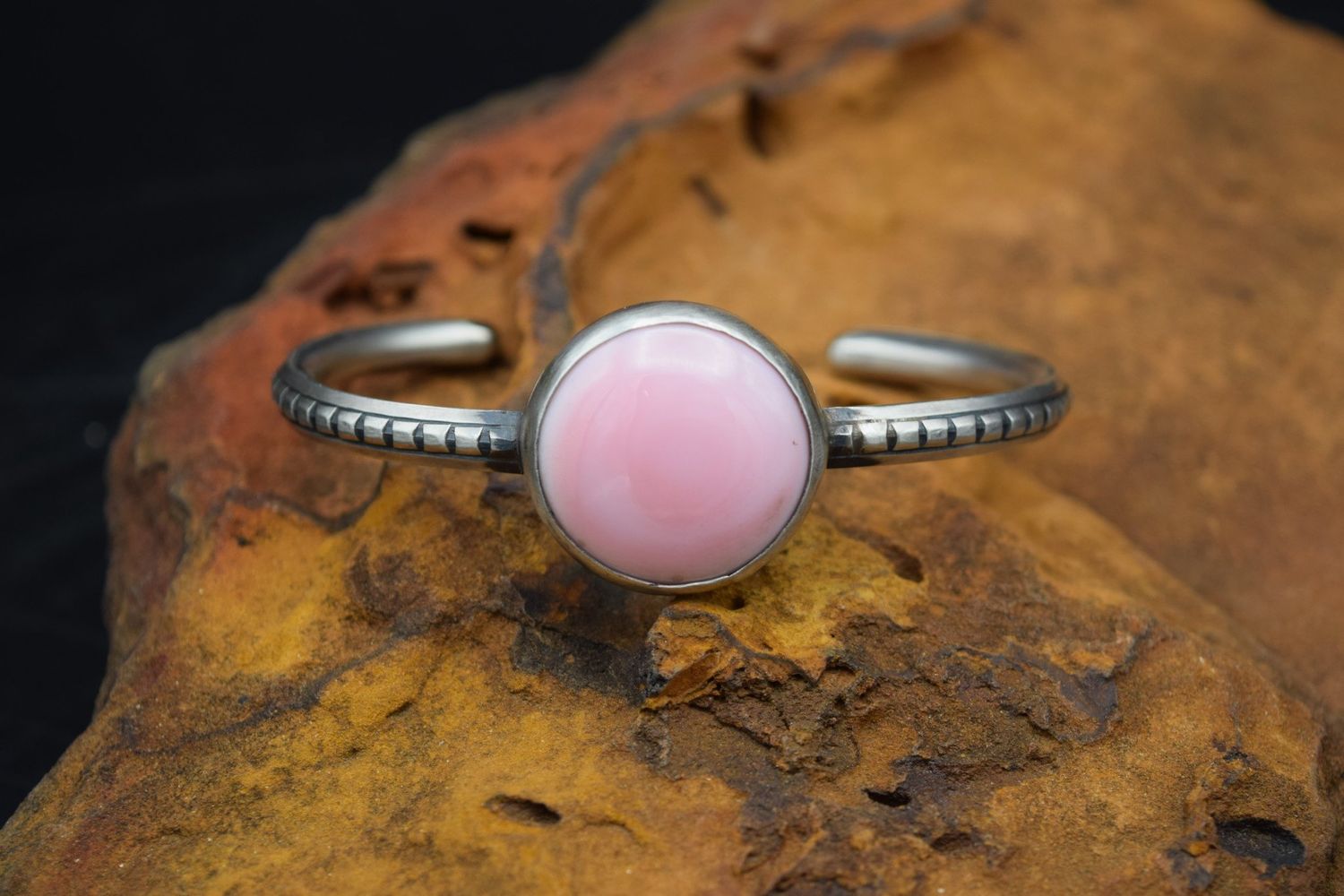 ROUND PINK CONCH CUFF [Size: 7]