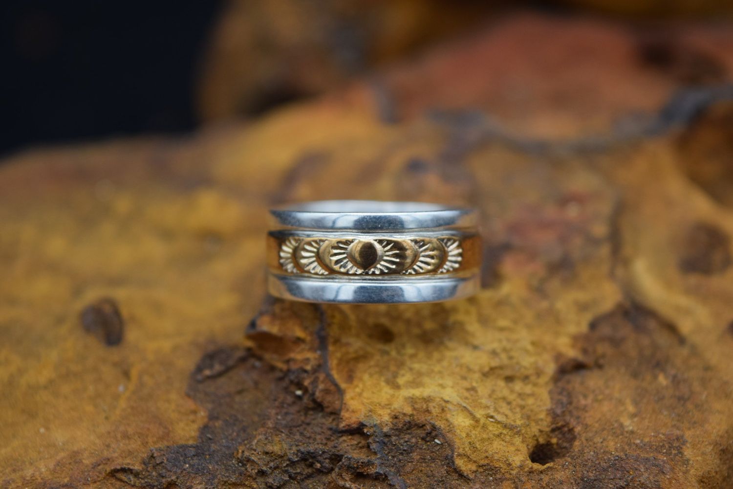SILVER GOLD INLAY BAND RING (Size 7.5)