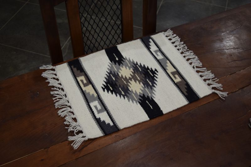 15&quot; X 20&quot; Wool Modern Maya Table Rug