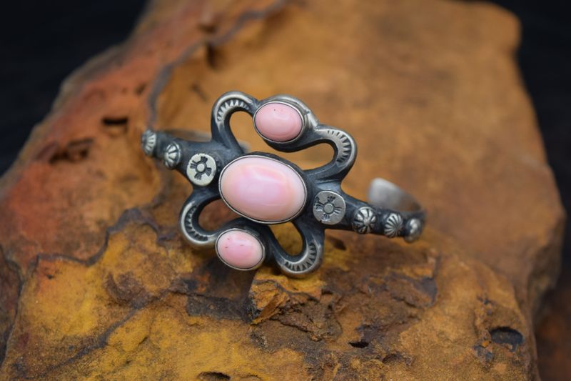 CHIMNEY BUTTE QUEEN CONCH CUFF [6&quot;]