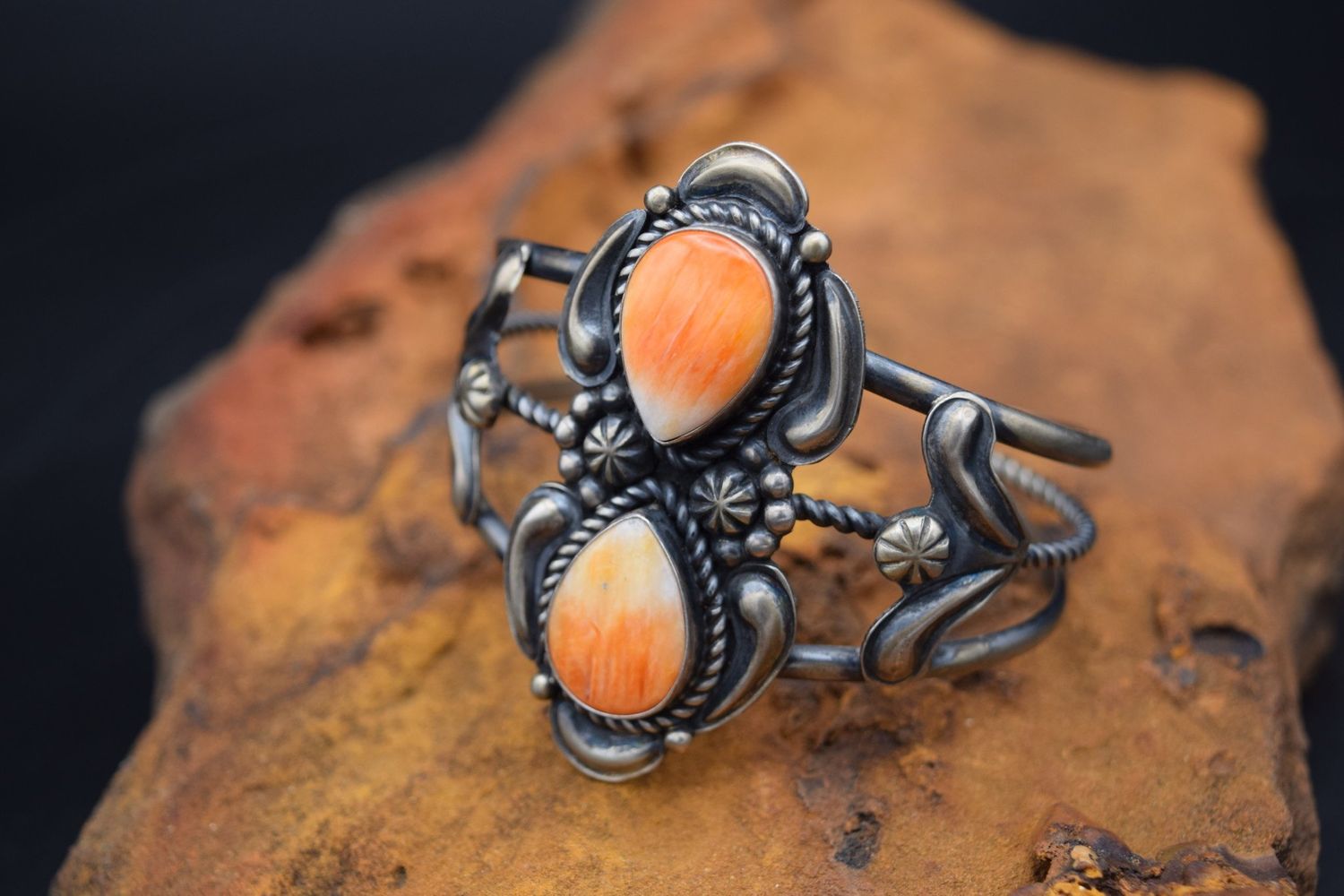 VINTAGE ORANGE SPINY CUFF (Size:  6.5)