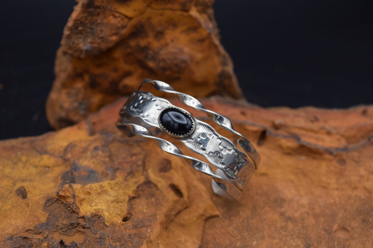 ONYX 3 BAR CUFF (Size: 6.75)