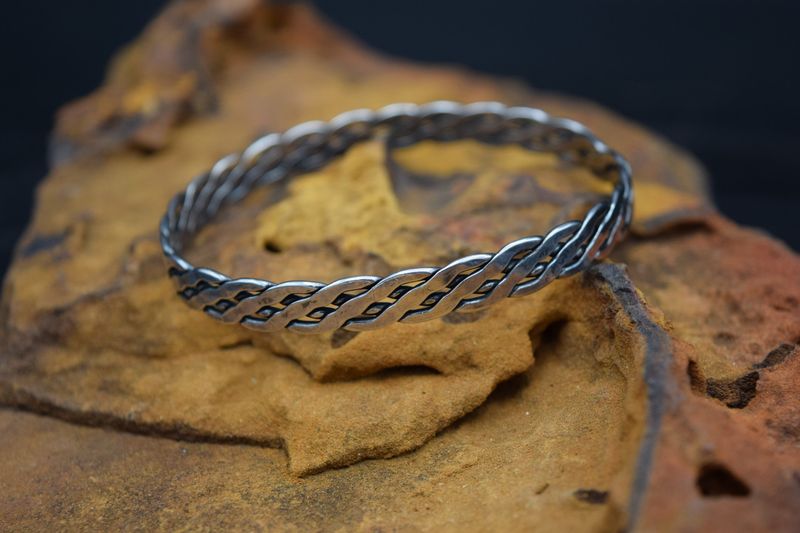 BANGLE BRACELET