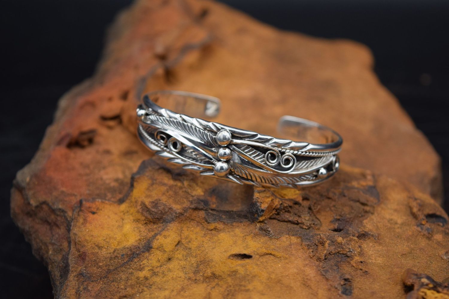 SILVER FEATHER CUFF [6.25&quot;]