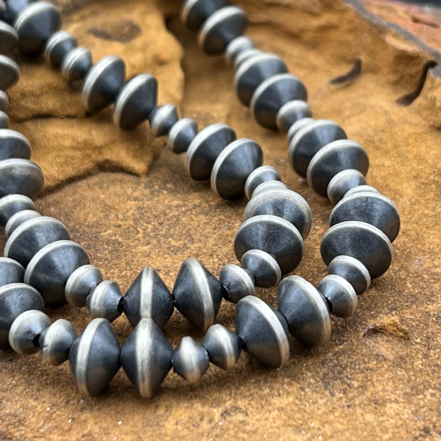 SAUCER NAVAJO PEARL NECKLACE 6MM &amp; 10MM [20&quot;]