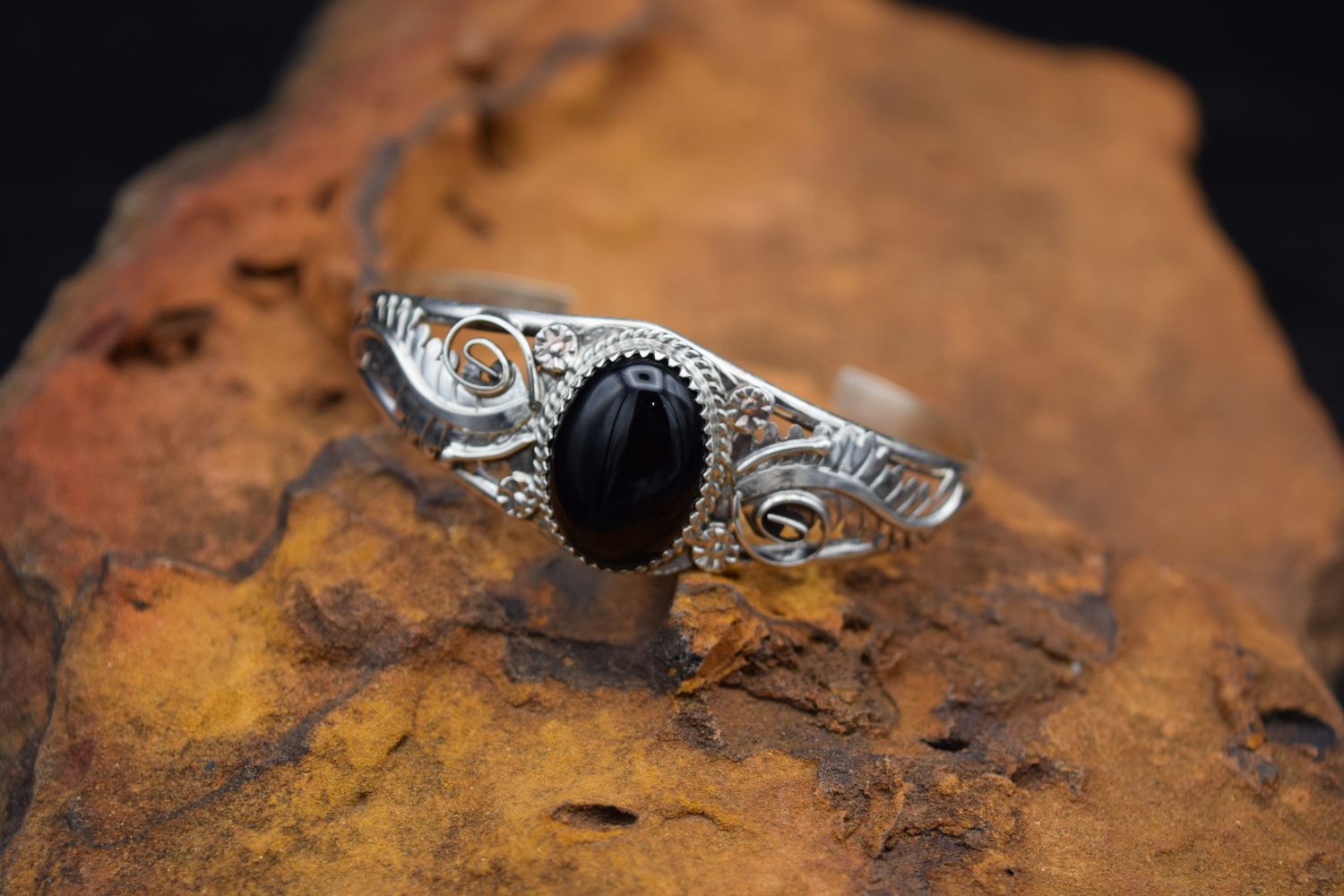 Onyx Cuff (Size: 6.25&quot;)
