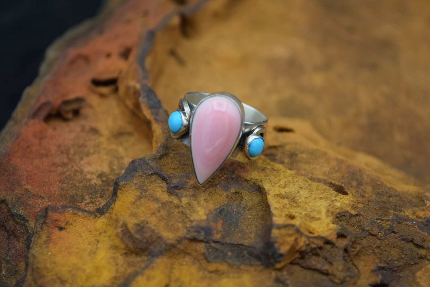 PINK CONCH WITH TURQOISE RING [Size: 8]