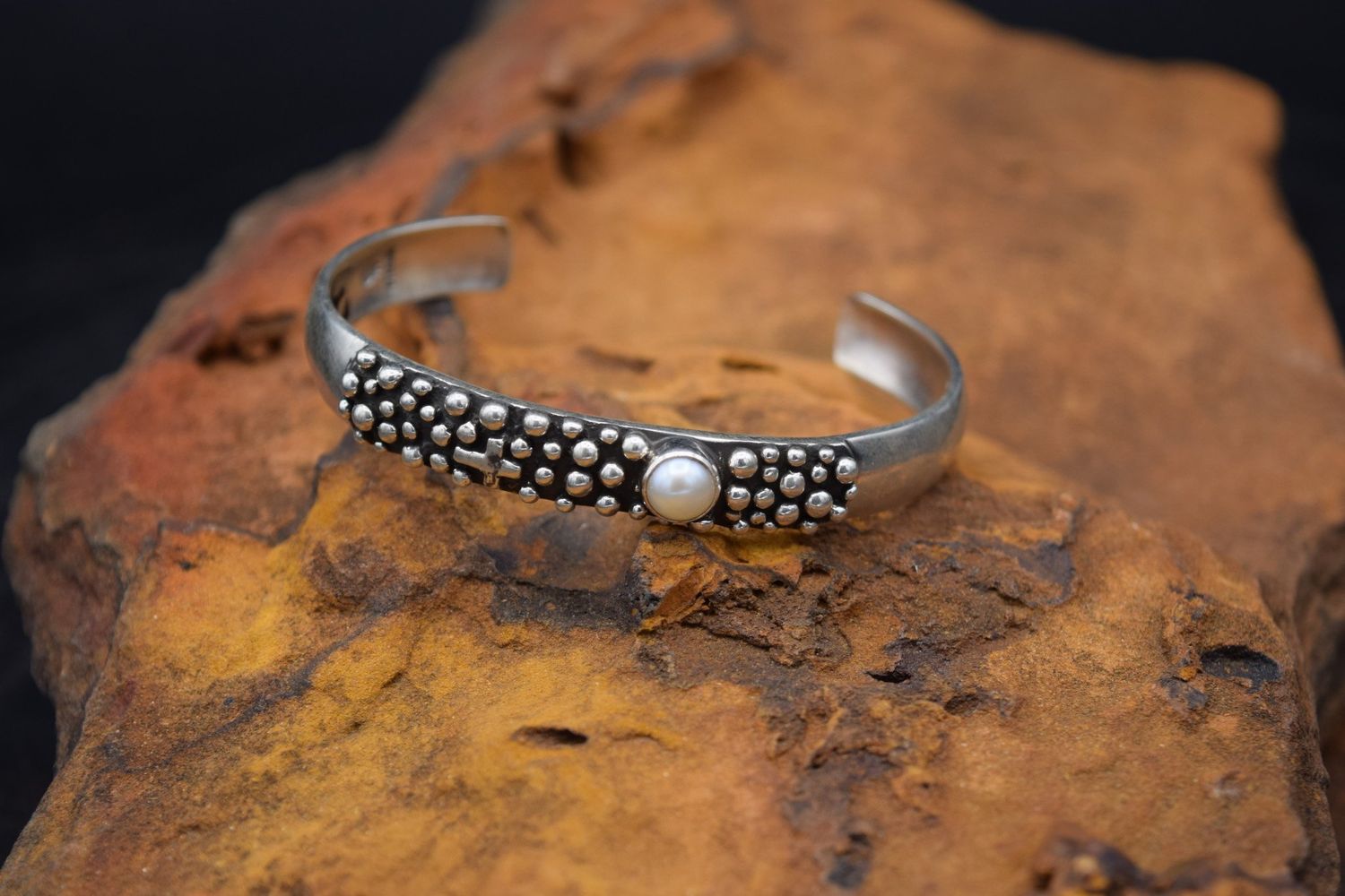 PEARL DOT CROSS CUFFS [6.5&quot;]