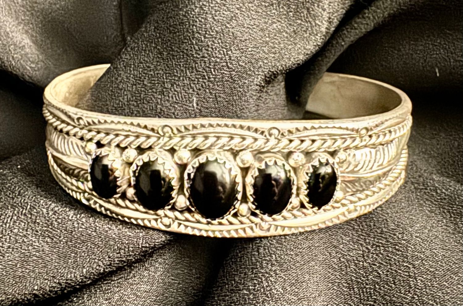 DINE BEGAYE ONYX CUFF 6