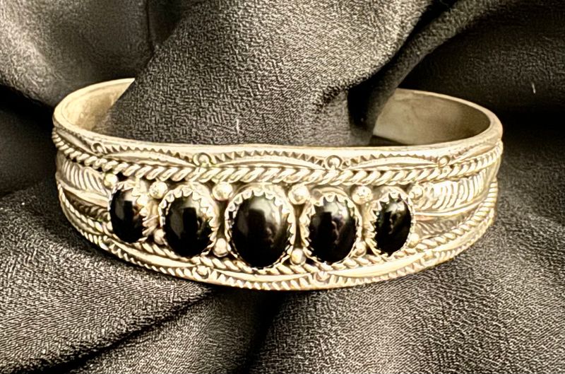 DINE BEGAYE ONYX CUFF 6
