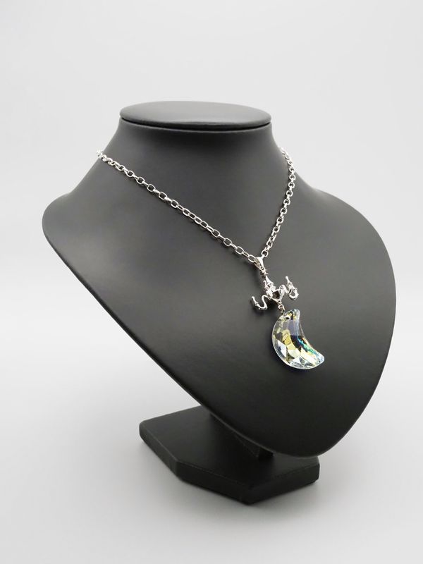 Silberne Halskette mit Kronleuchter und Swarovski© Muschel
