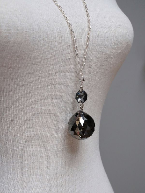 Silberne Halskette mit facettierter silver-night Kugel und Swarovski© Oktagon