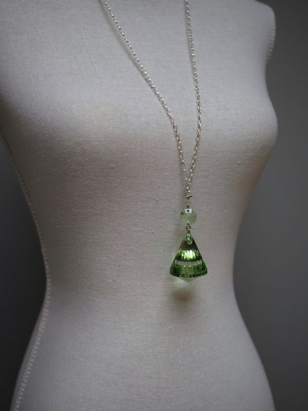 Silberne Halskette mit light-peridot Kegel und Oktagon