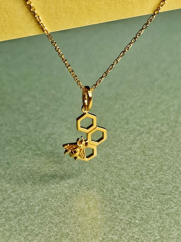 BUMBLEBEE HONEYCOMB GOLD CHAIN NECKLACE / United Kingdom