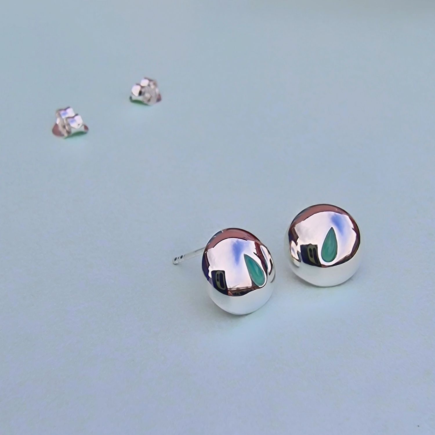 GREEN CHALCEDONY TEAR DROP STERLING SILVER STUD EARRINGS / Guatemala