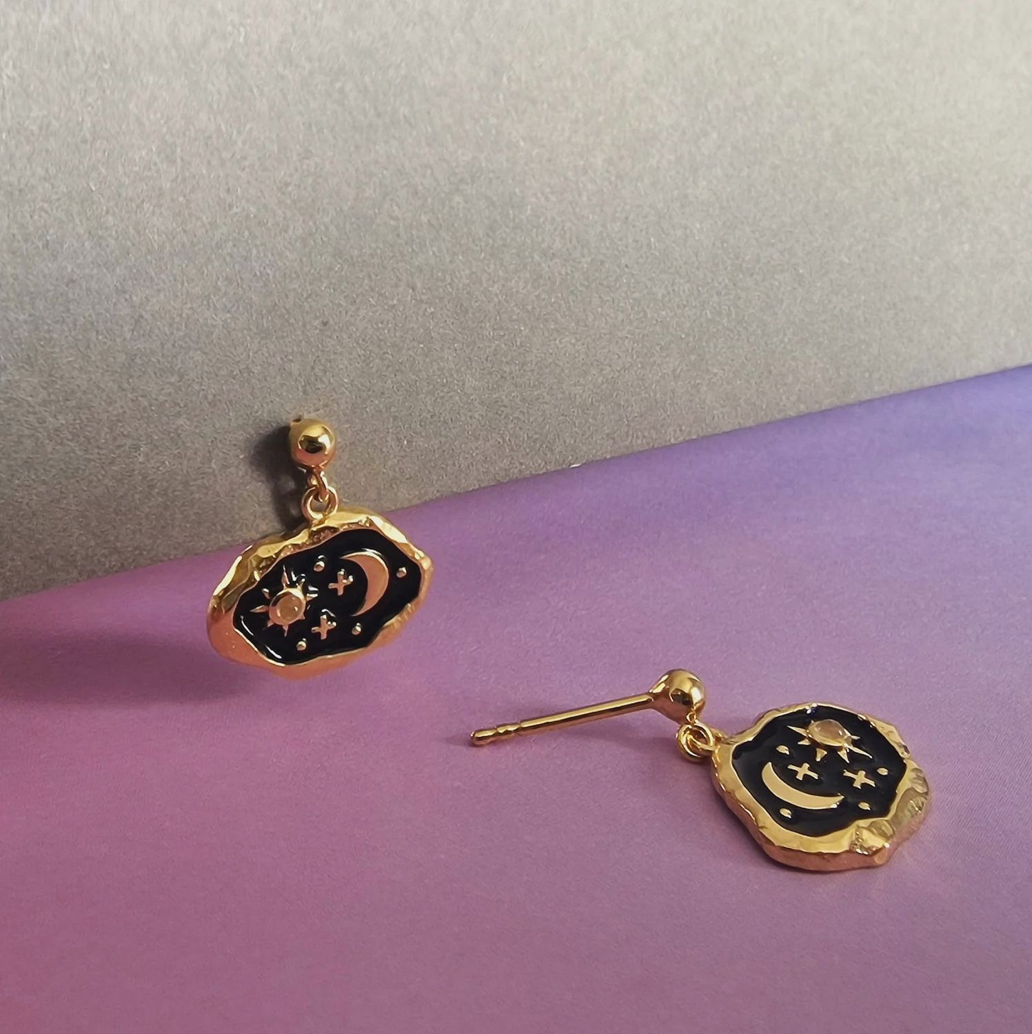 MIDNIGHT SCENE ROSE QUARTZ AND BLACK ENAMEL STUD GOLD / Peru
