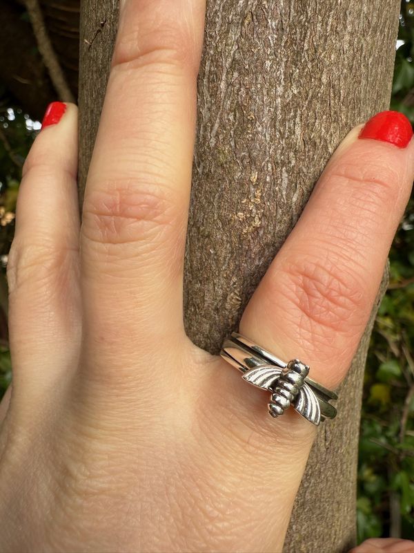 NADAIR Silver ring with Bee detail band