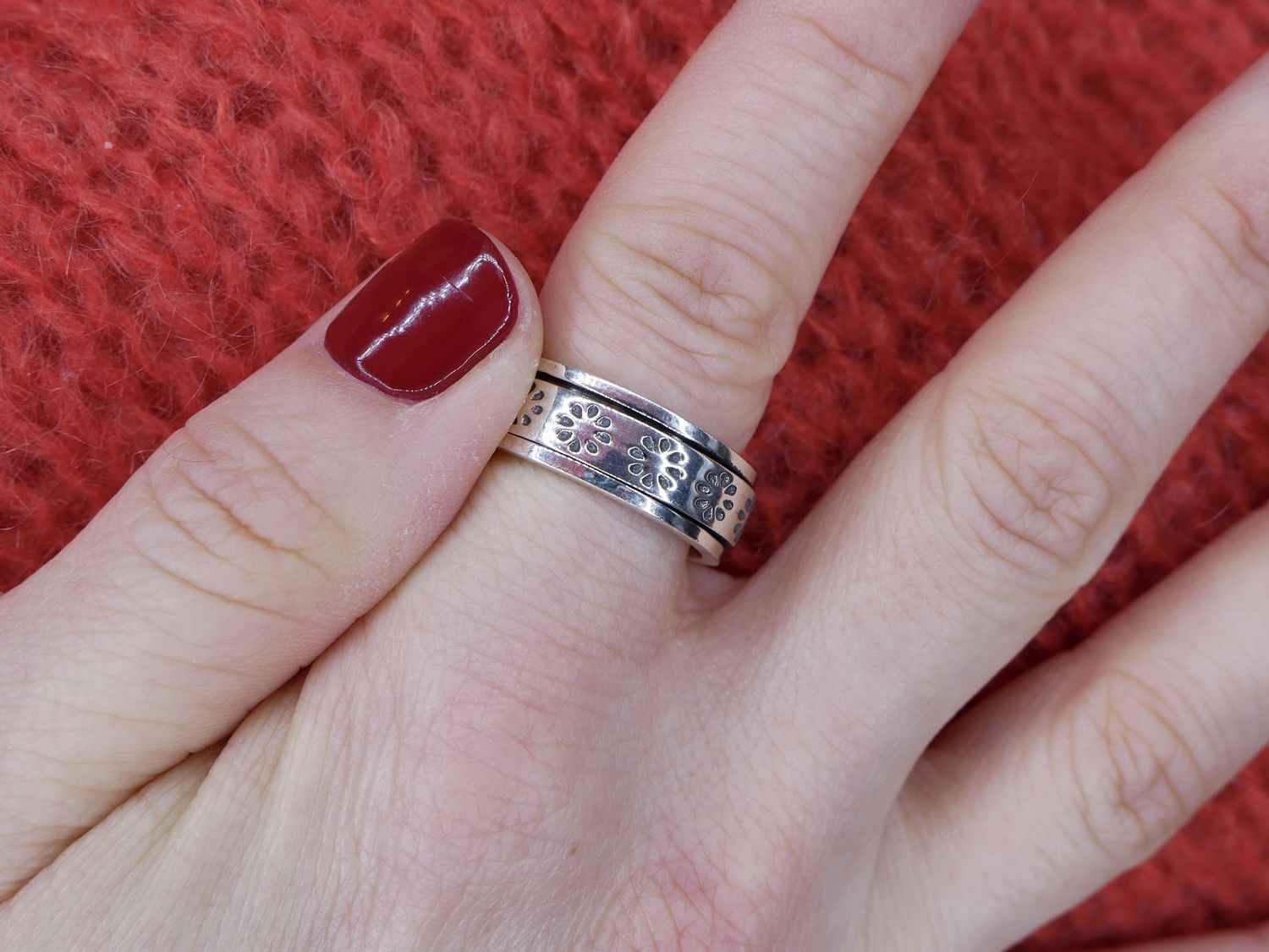 NADAIR Silver ring with daisy detail on band