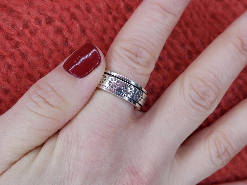 NADAIR Silver ring with daisy detail on band