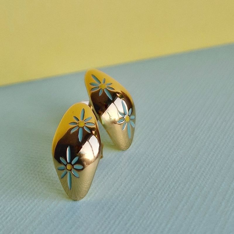 GOLD ENAMEL FLOWER STUD EARRINGS