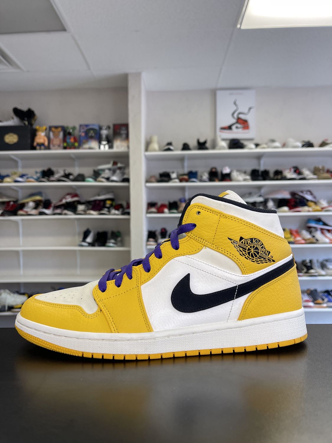 J1 MID SE “LAKERS”  (SZ11)  USED/OG BOX