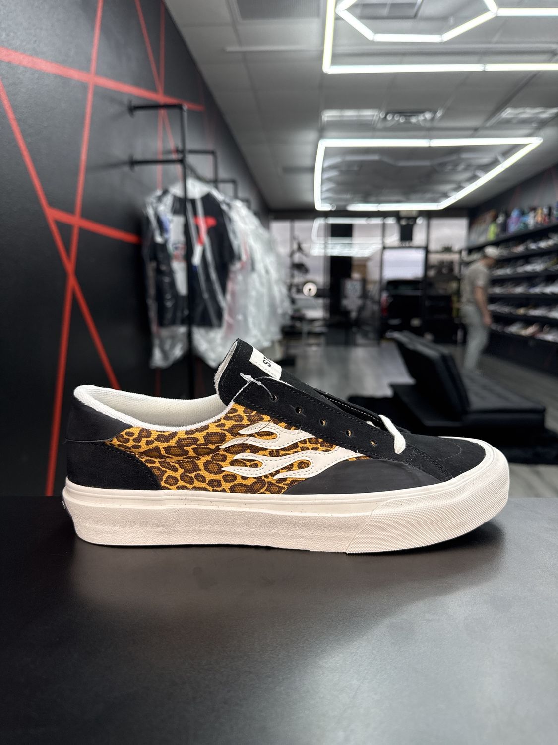 STRAYE “CHEETA/FLAME”  (SZ 10.5)  NEW/OG ALL