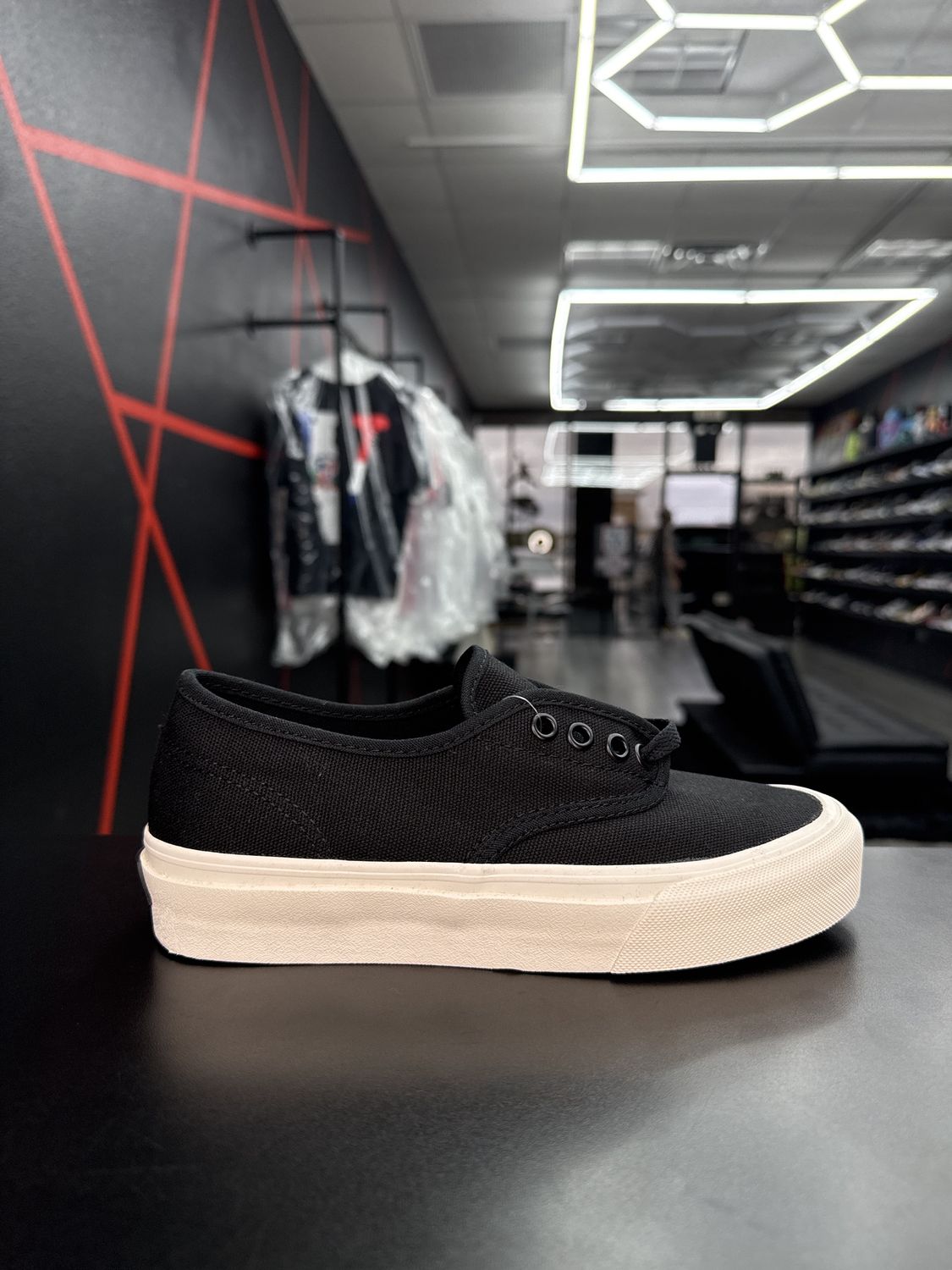 STRAYE “BLK”  (SZ 6.5W 5M)  NEW/OG ALL