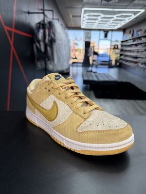 NIKE DUNK “CELESTIAL GOLD”  (SZ 8.5W 7M)  USED/NO BOX