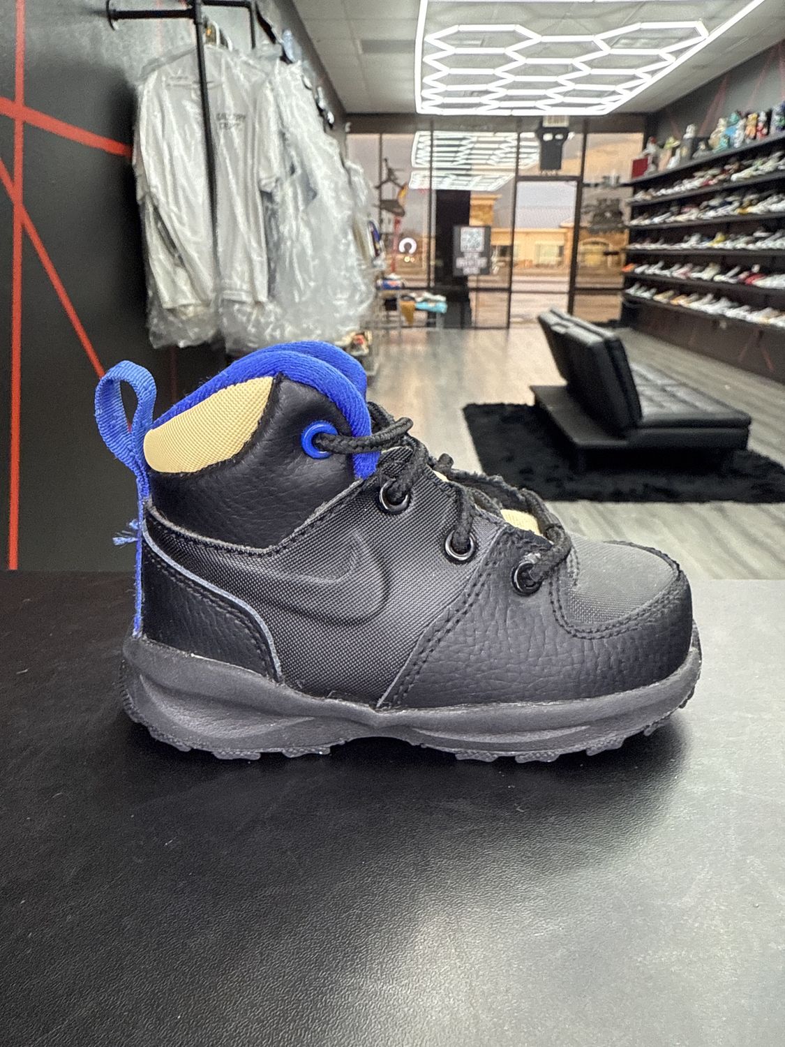 NIKE “BLK/BLUE”  (SZ 6c)  USED