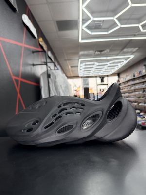 YZY FOAM RNR “ONYX”  (SZ 11)   NEW/OG ALL