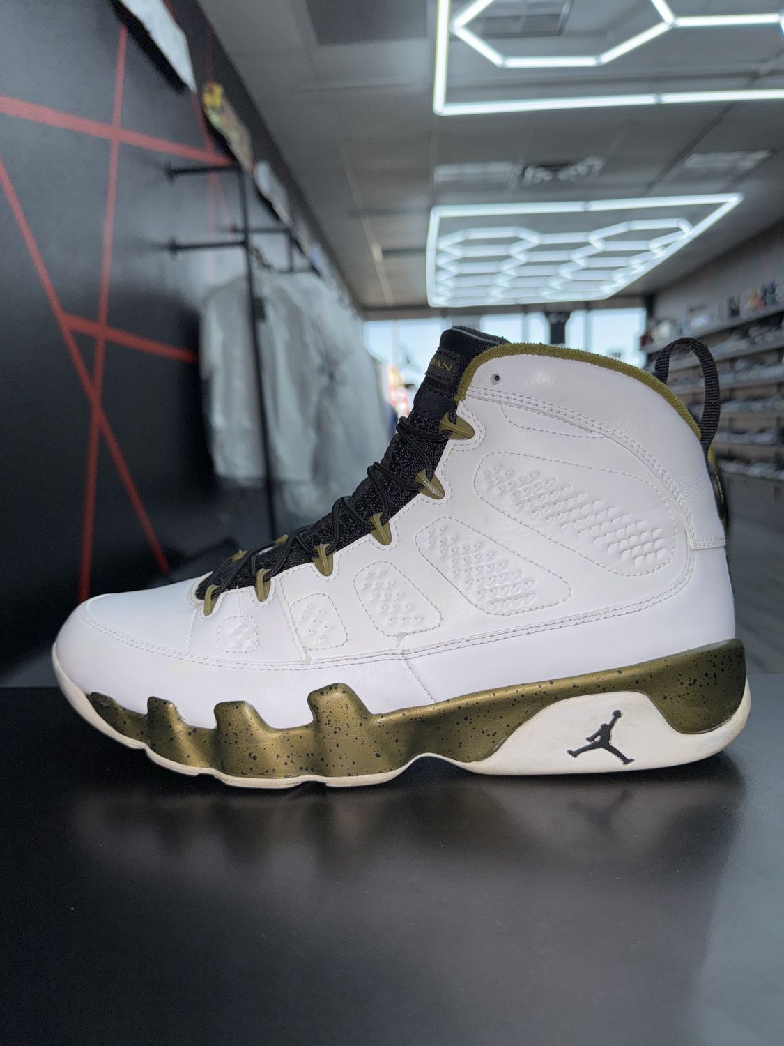 J9 “STATUE”  (SZ 12)  USED/OG BOX (DAMAGED)