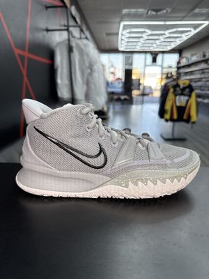 KYRIE “GREY” (SZ 5.5)  USED/NO BOX