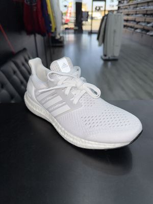 ADIDAS ULTRA BOOST “TRIPLE WHT”  (SZ 7w 6m)  NEW/OG ALL