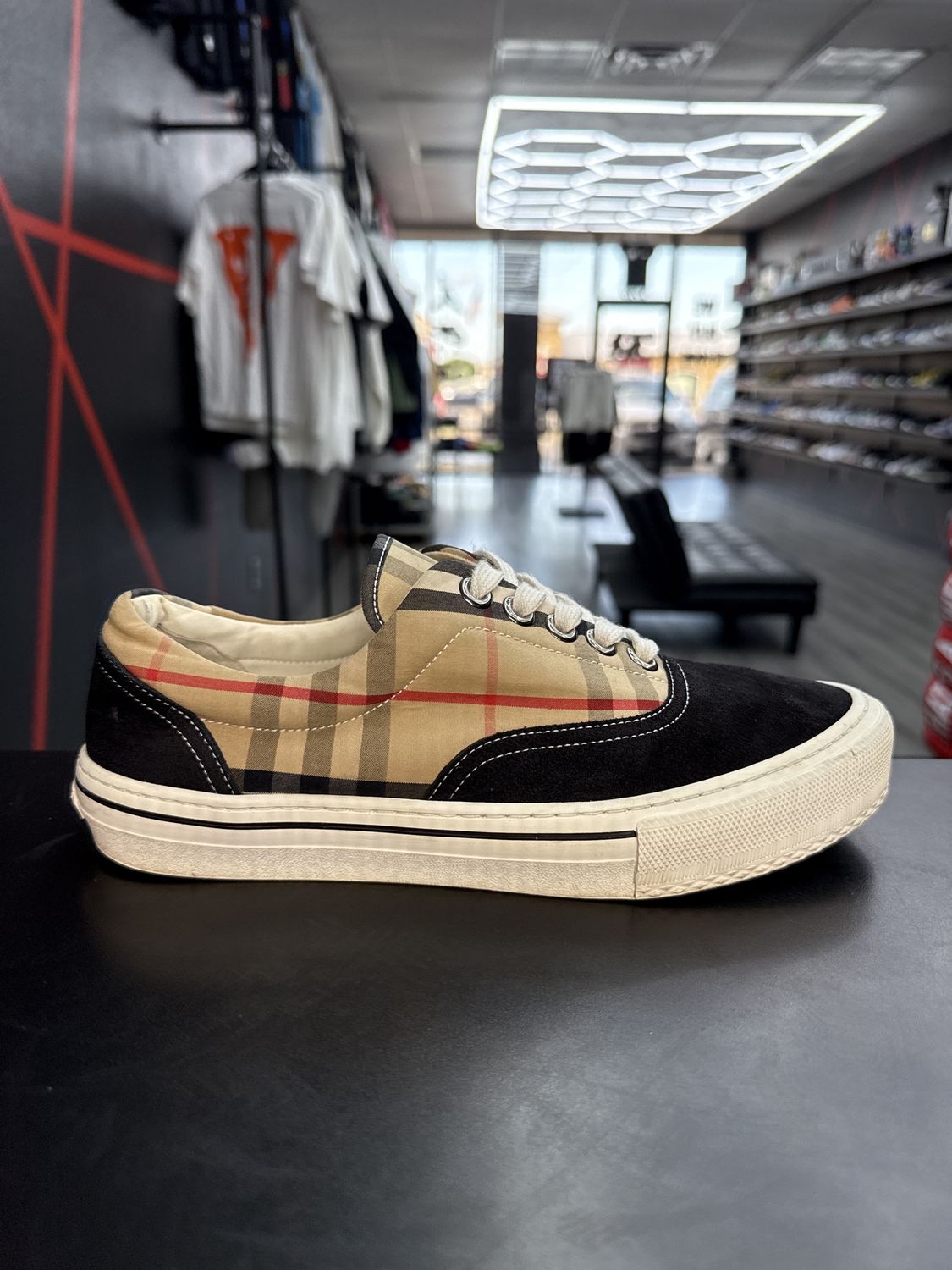 BURBERRY WILSON (SZ 7)  USED/NO BOX