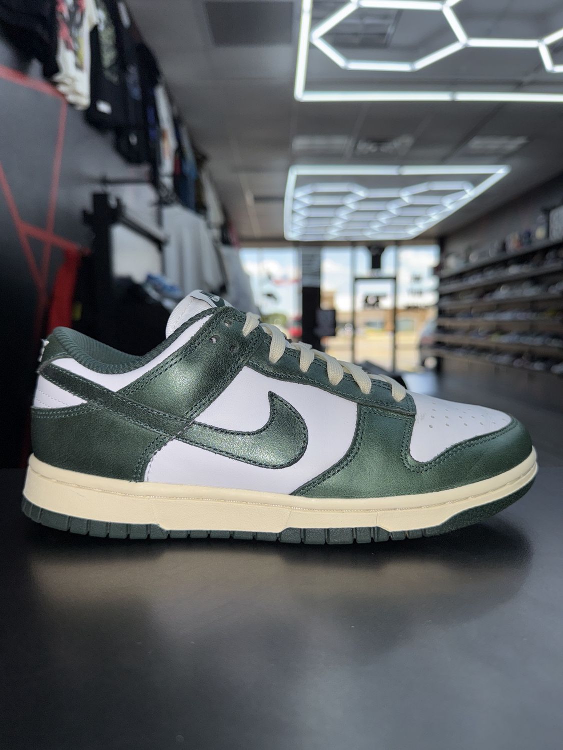 NIKE DUNK “VINTAGE GRN”  (SZ 7w 5.5y)  USED/OG BOX