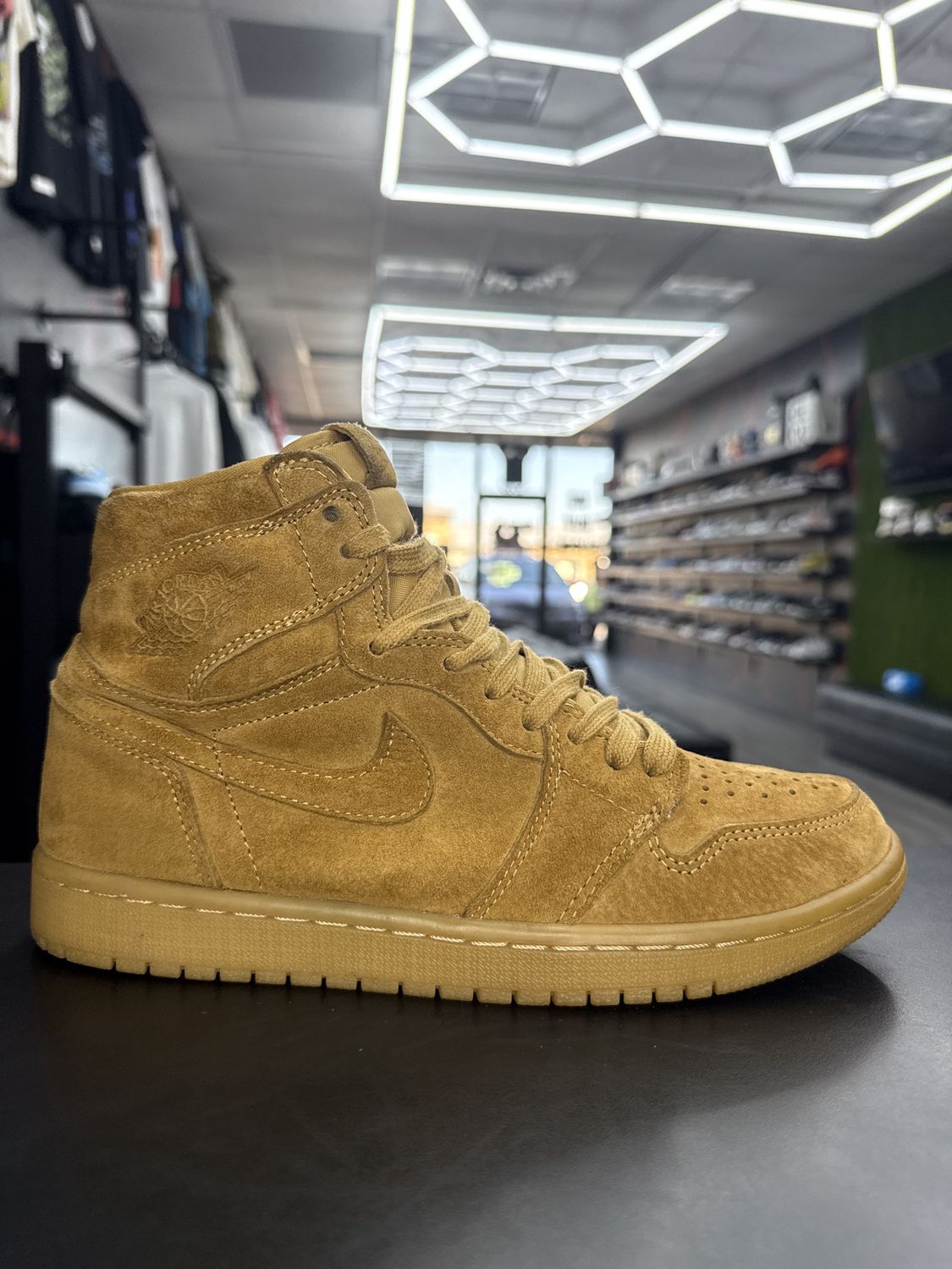 J1 “WHEAT”  (SZ 8)  USED/OG BOX