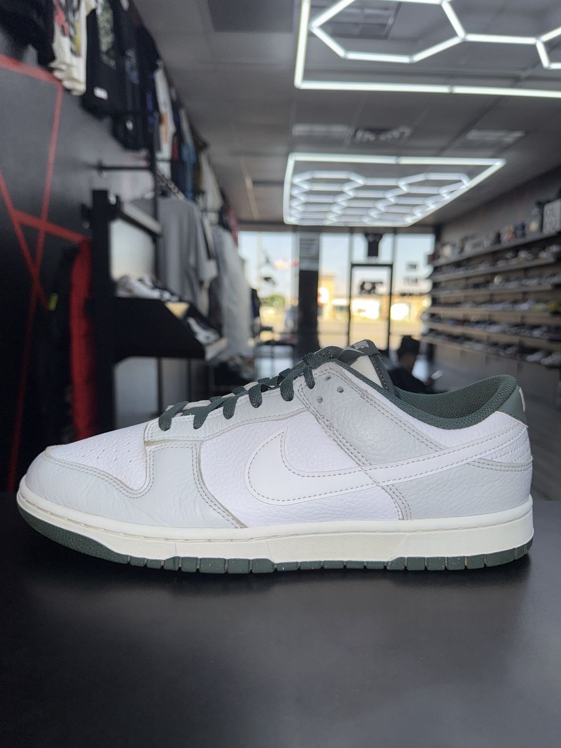 NIKE DUNK “PHTON DUST VINTAGE GRN”  (SZ 11.5)  USED/OG BOX