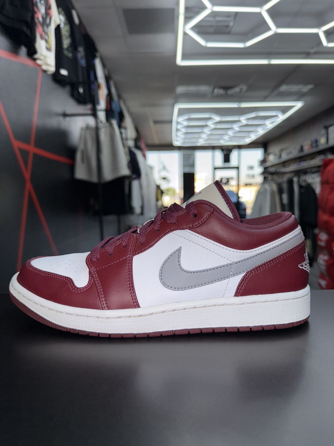 J1 “WHT BORDO”  (SZ 10)  USED/OG BOX