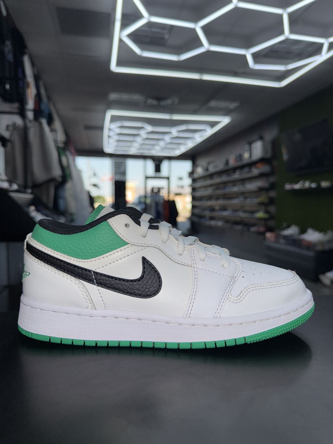 J1 LOW “LUCKY GRN”  (SZ 4Y)  USED/NO BOX