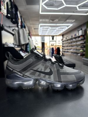 NIKE VAPORMAX “TRIPLE BLK”  (SZ 9)  USED/OG BOX