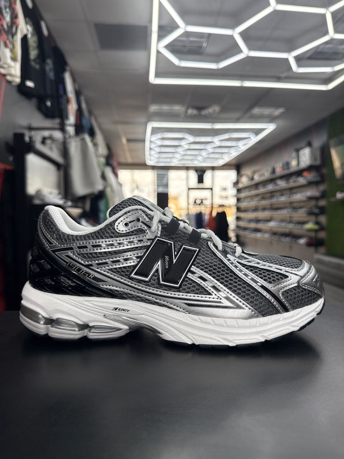 NEW BALANCE 1906 “BLK SILVER”  (SZ 7)  USED/OG BOX