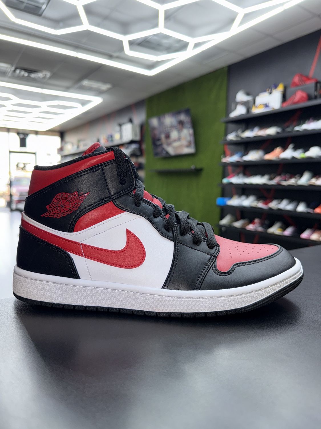 J1 MID “WHT/BLK/RED” (SZ 8.5)  USED/OG BOX
