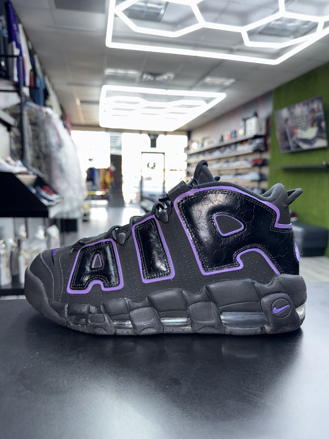 NIKE UPTEMPO “BLK/PURPLE”  (SZ 10)  USED/NO BOX