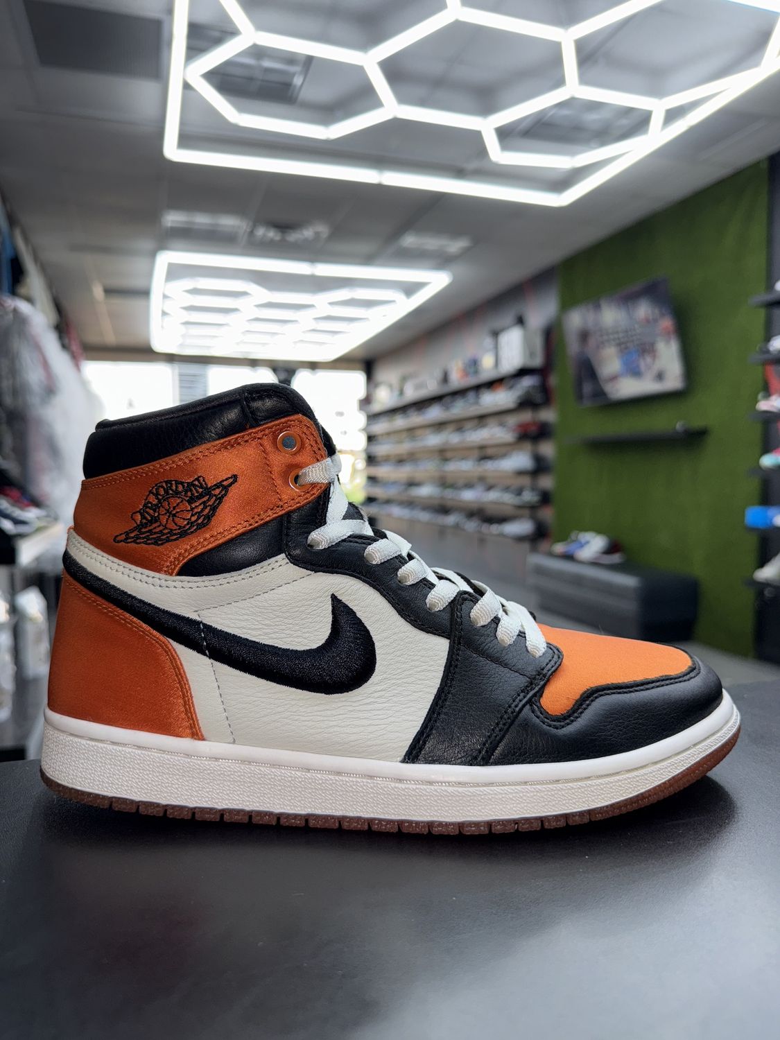 J1 “SATIN SHATTERED BACKBOARD”  (SZ 8.5w 7m)  USED/NO BOX or INSOLES