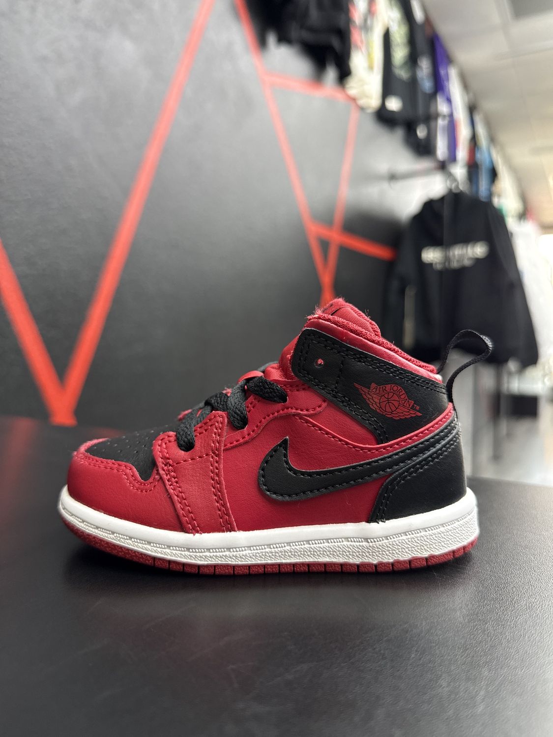 J1 MID “REVERSE BRED”  (SZ 7c)  USED/NO BOX