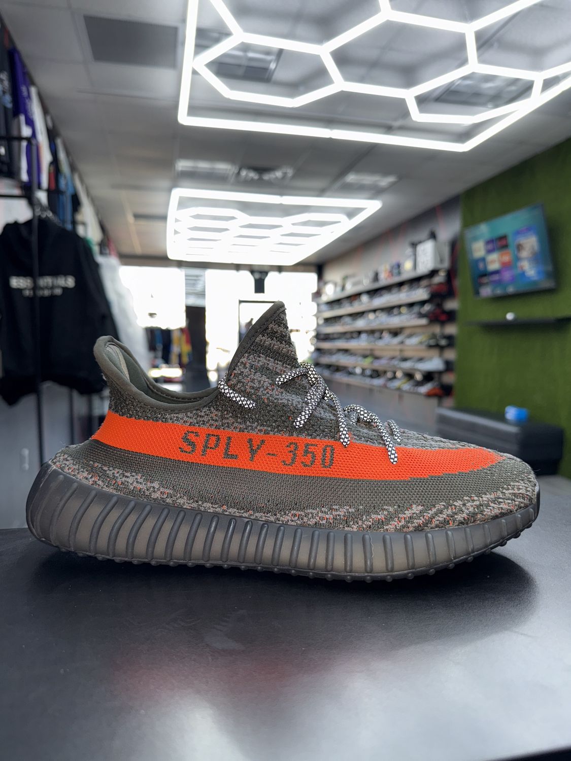 YZY 350 V2 “CARBON BELUGA”  (SZ 10.5)  USED/OG BOX