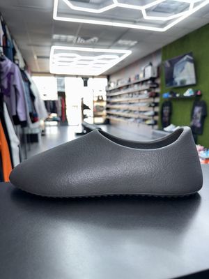 YZY SLIPER “BLK”  (SZ 10)  NEW/OG ALL