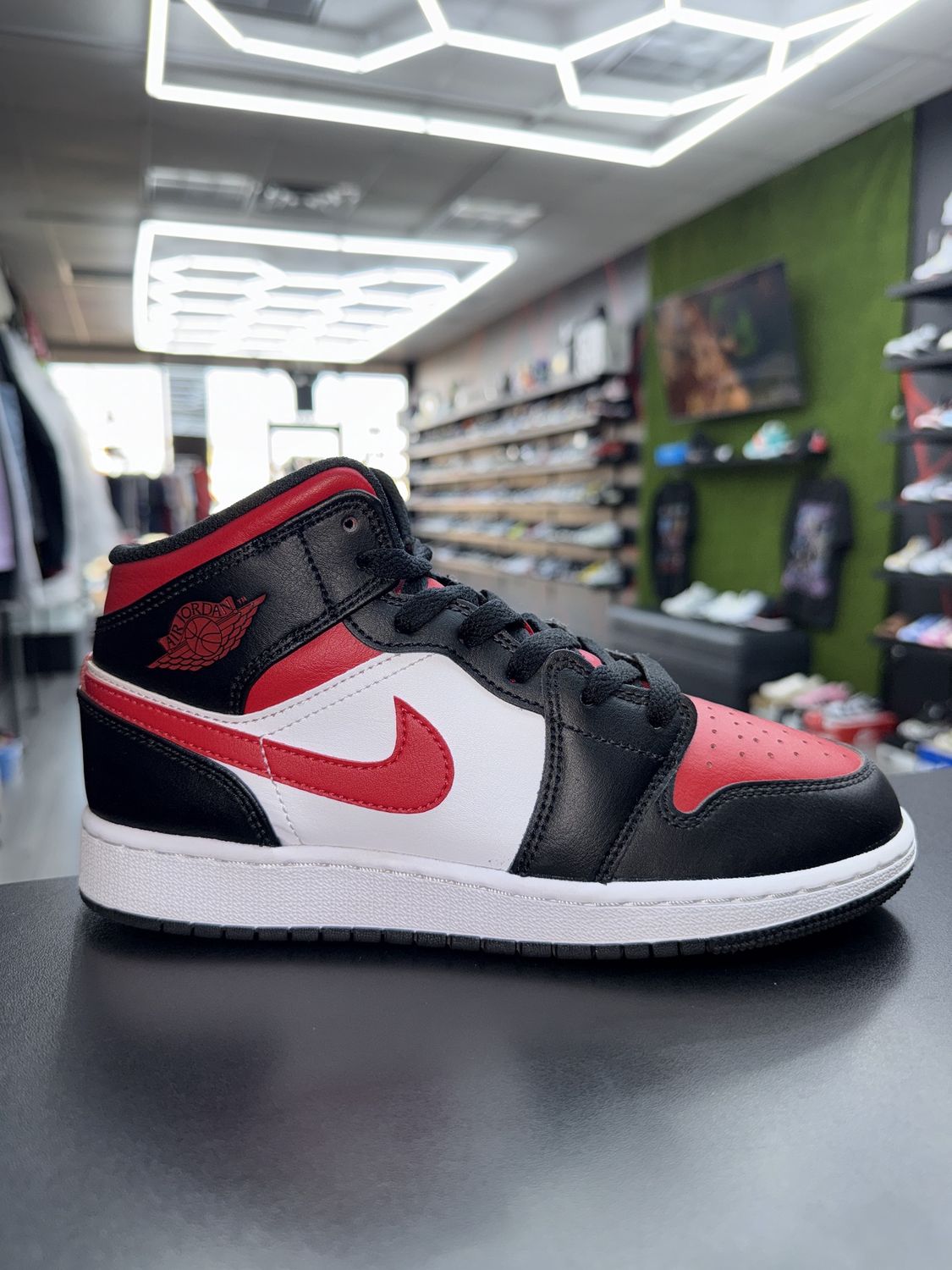 J1 MID “BLK FIRE RED” (SZ 4.5y)  USED/NO BOX