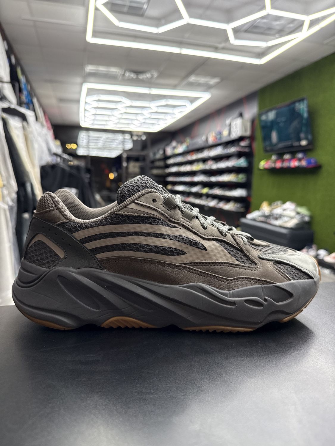 YZY 700 V2 “GEODE”  (SZ 10)  USED/OG BOX